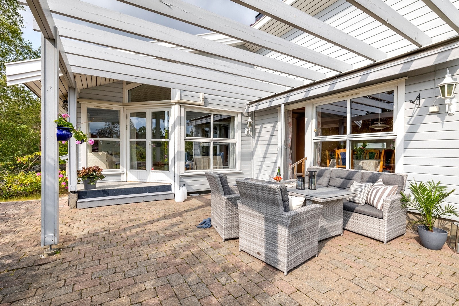 Her er det god plass til utemøbler som spisegruppe og lounge, perfekt for grillmiddager og lange sommerkvelder. Galleribilde