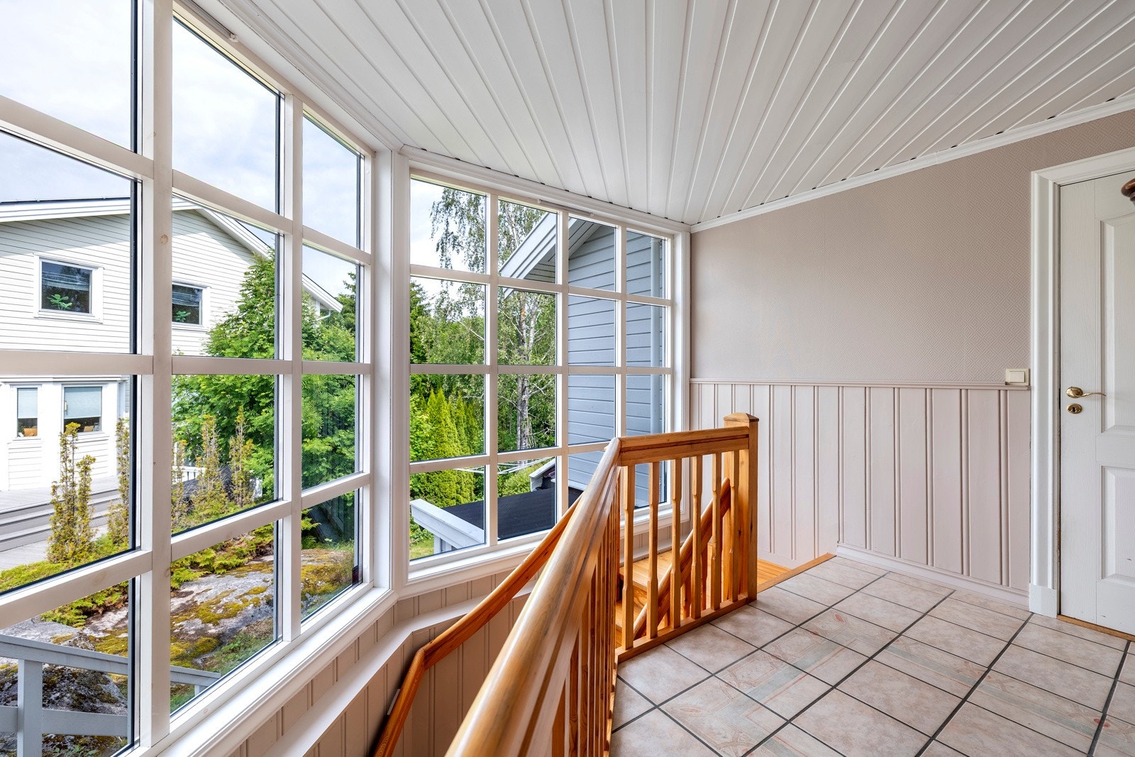 Store vindusflater slipper inn rikelig med naturlig lys. Galleribilde