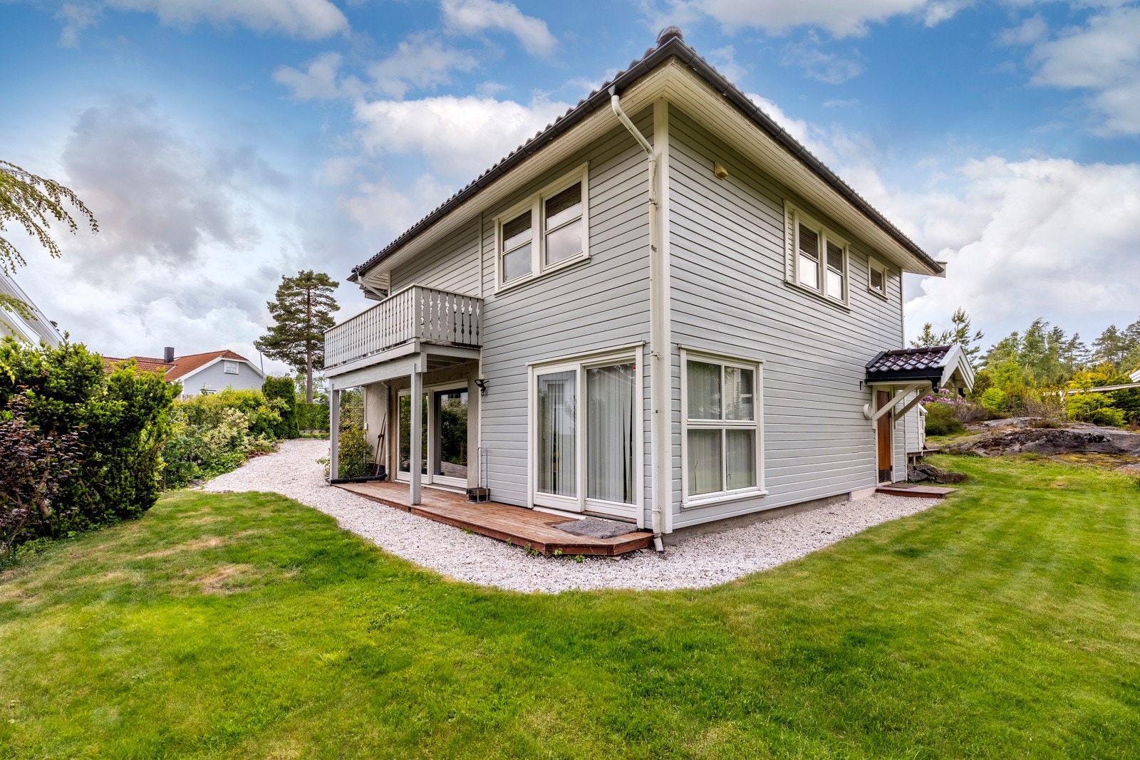 Hybelen har egen adkomst til hagen på nedsiden av huset. Galleribilde