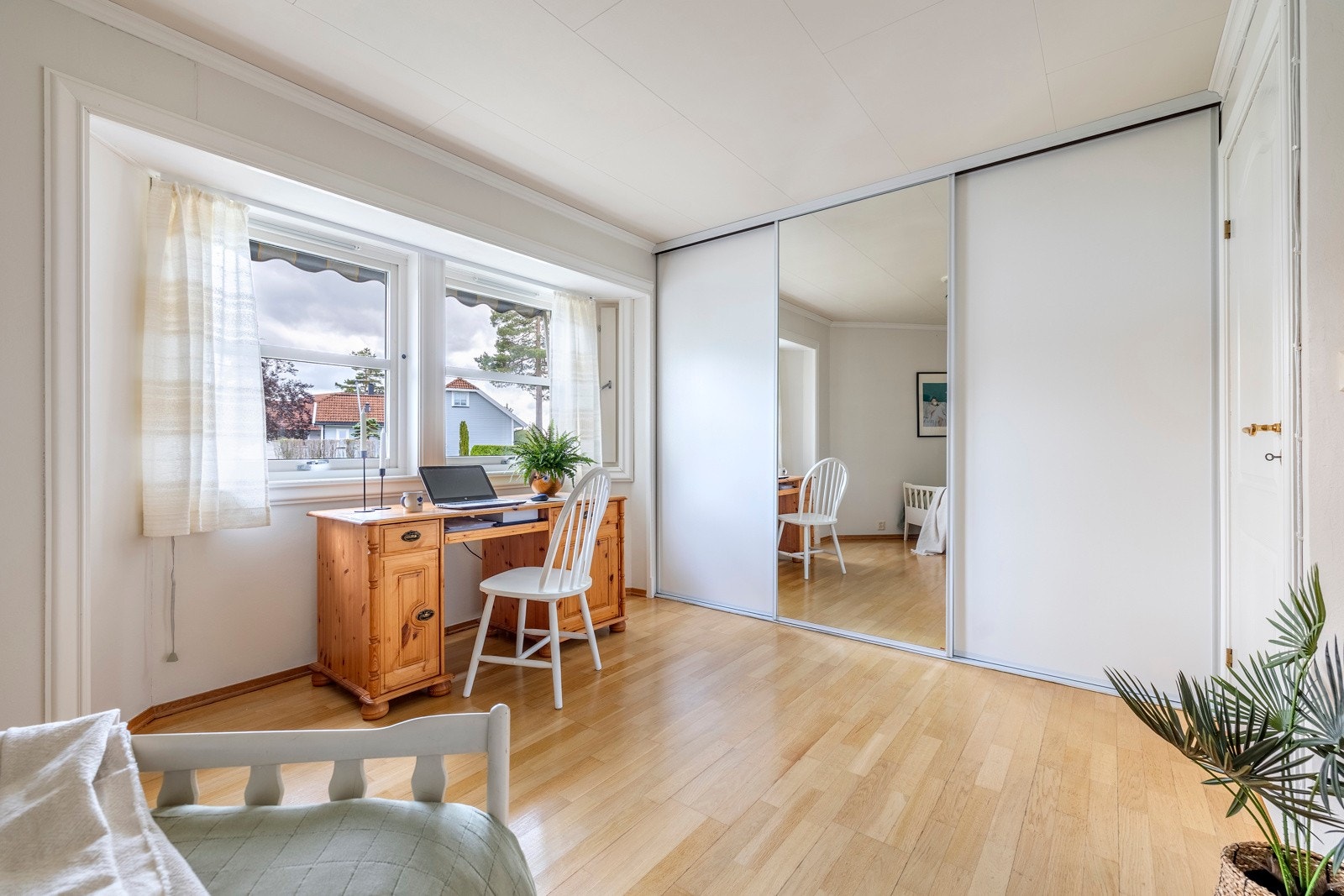 Dette rommet er også innredet med en skyvedørsgarderobe. Galleribilde