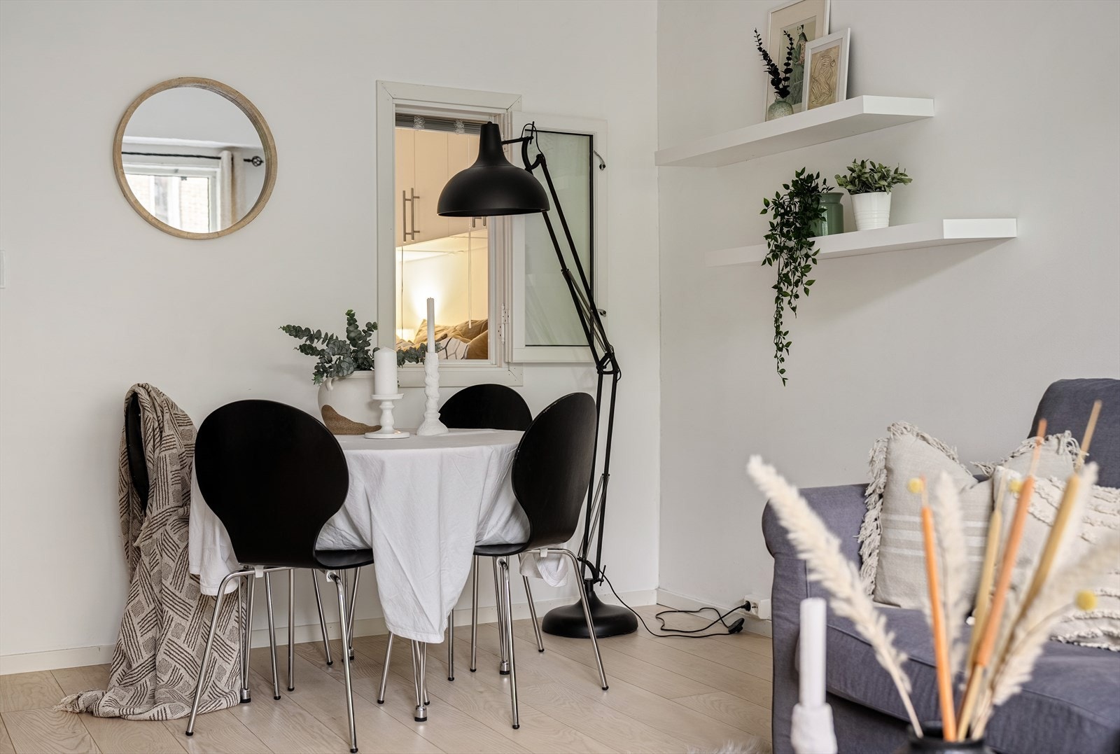 Stuen er på 17 m² med plass til både spise- og sofagruppe. Galleribilde