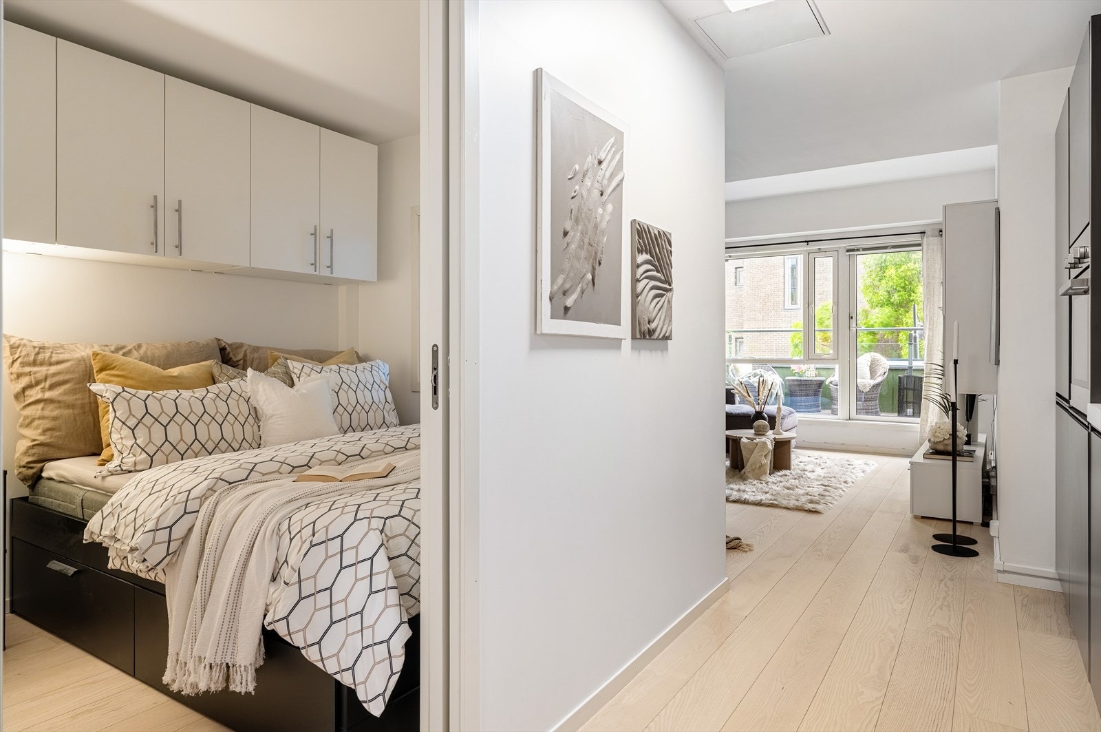 Sovealkoven er på 5.7 m² og har smarte løsninger med skapplass over seng. I tillegg er det godt med skapplass i gangen. Galleribilde