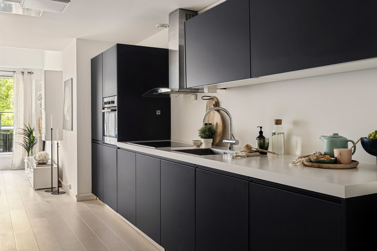 De integrerte hvitevarene (platetopp, komfyr og oppvaskmaskin) medfølger handelen. Platetoppen er ekstra bred. Galleribilde