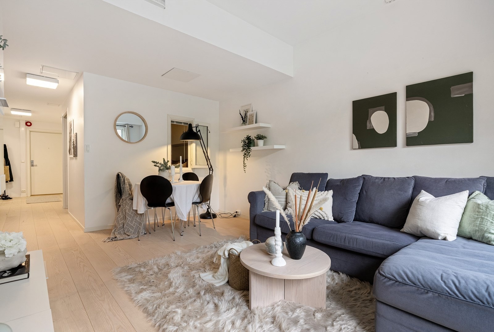 Felleskostnadene (kr. 2 848) inkluderer blant annet oppvarming via fjernvarme, varmtvann, kabel-TV, internett, bygningsforsikring og diverse drift/vedlikehold i sameiet. Galleribilde