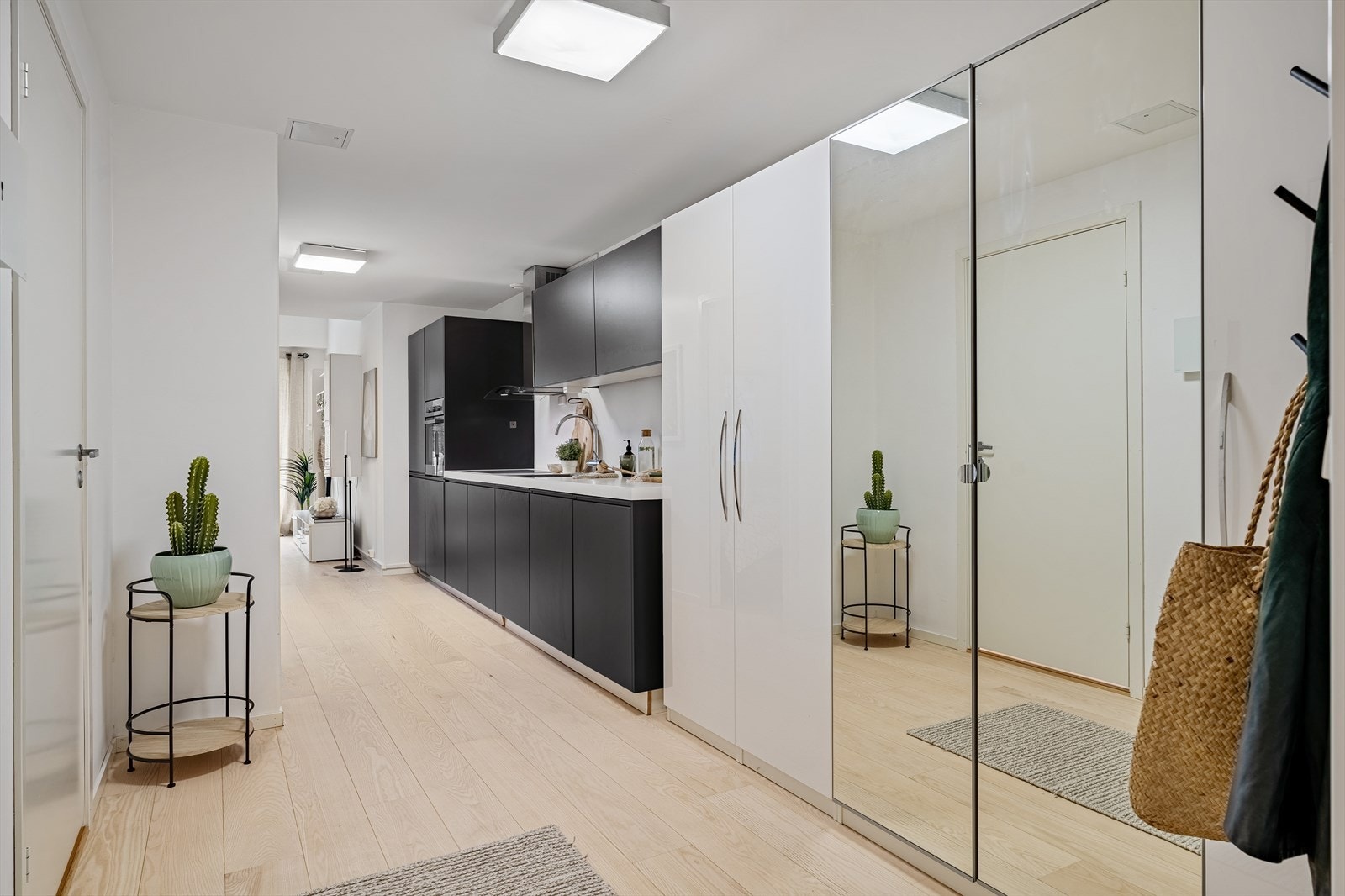 Leiligheten inneholder entré/gang, stue, kjøkken, bad og sovealkove samt bod/teknisk rom. Galleribilde