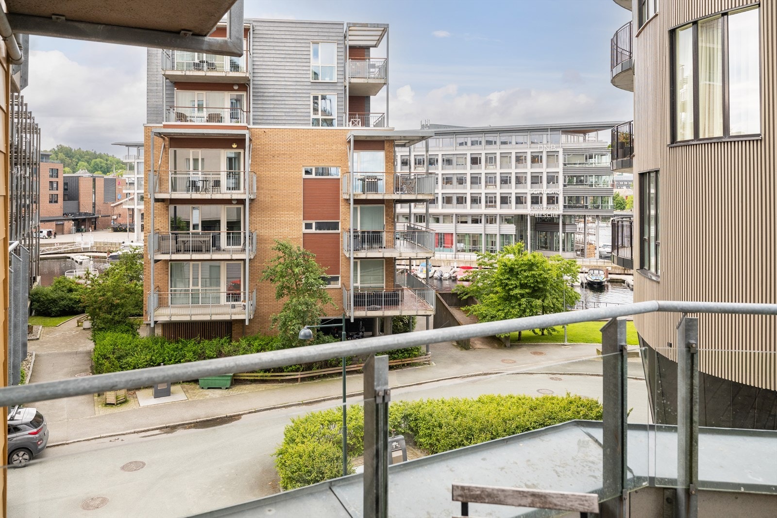 Vi befinner oss nesten helt i enden av gaten. Galleribilde