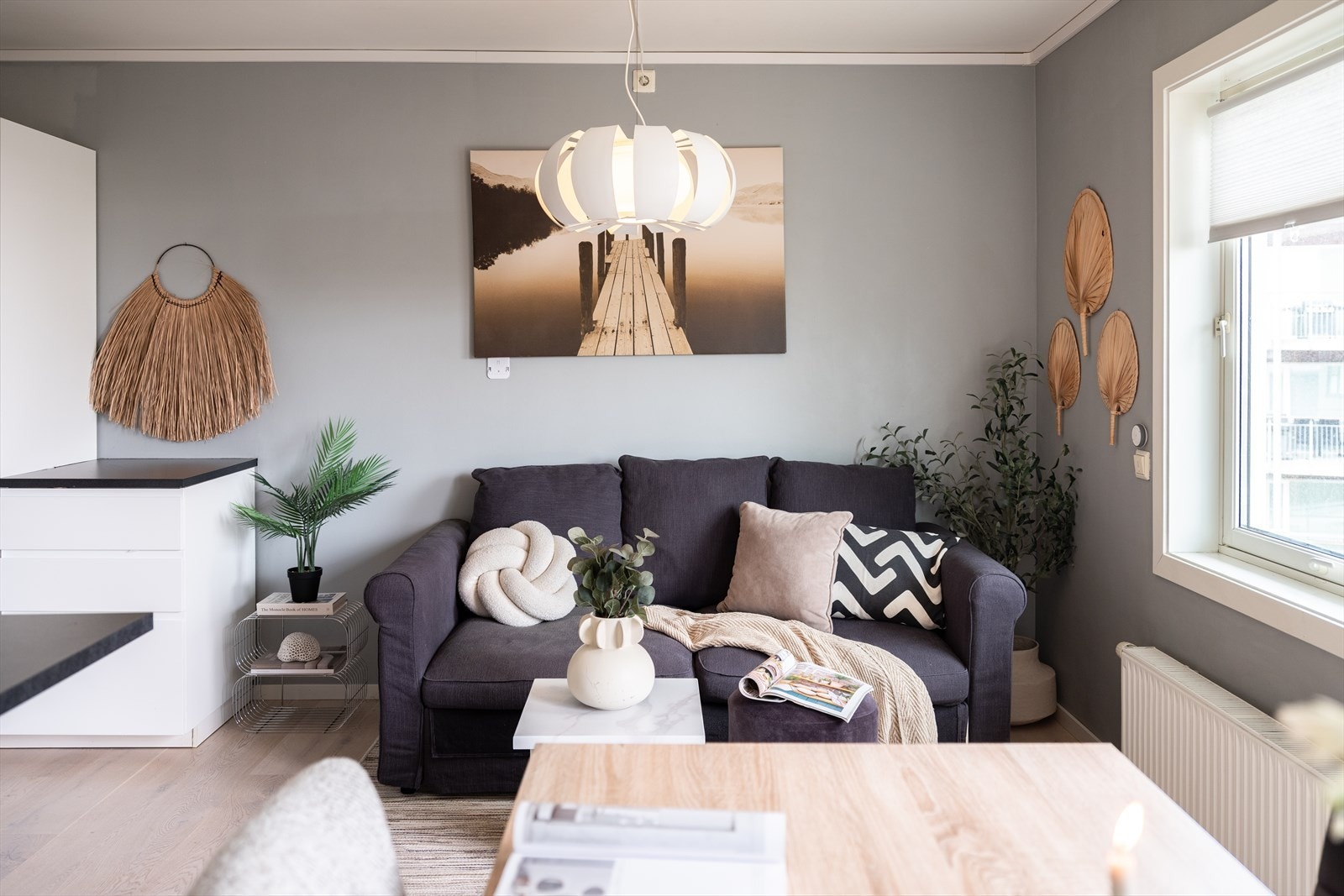 Leiligheten består av stue og kjøkken i åpen løsning, baderom, sovealkove, bod i kjeller og egen terrasseplatt med adgang til felles takhage. Galleribilde