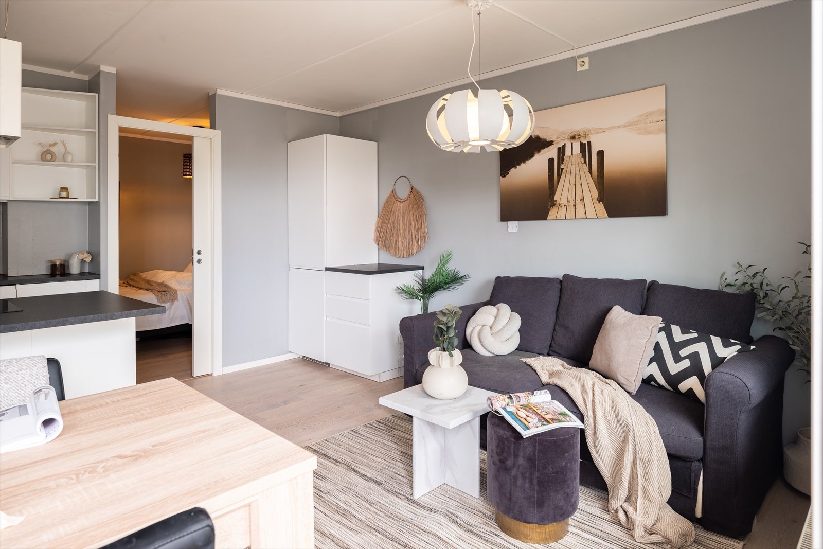 Plassen er godt utnyttet og megler betrakter planløsningen som svært god. Man går rett inn i stuen, og vi får av den grunn god størrelse på både alkove, stue/kjøkken og baderom. Galleribilde