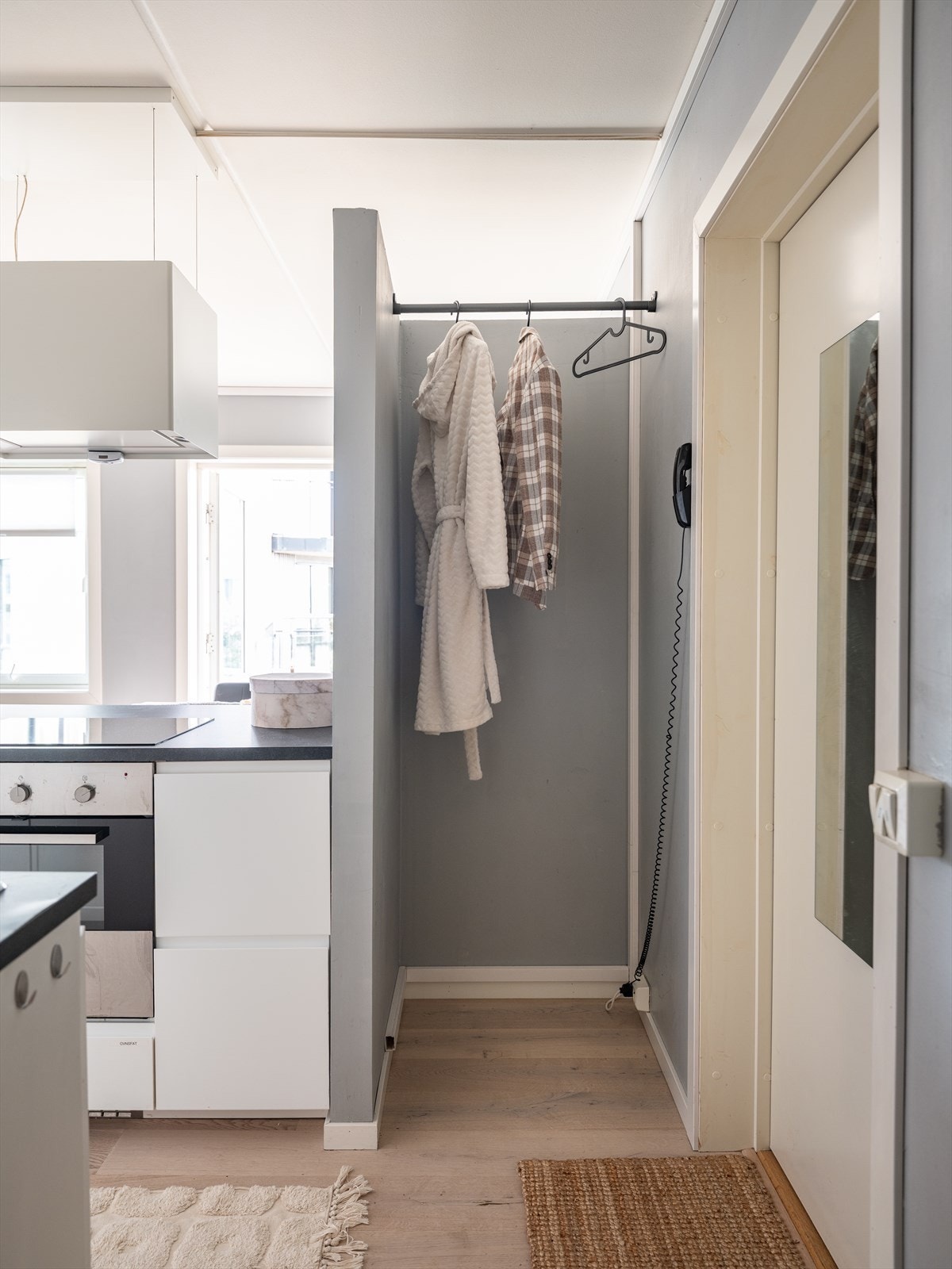 Det er etablert løsning for garderobe ved entré. Galleribilde