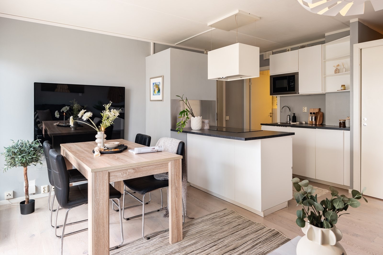 Det er gjort gode oppgraderinger de siste årene. Kjøkken og overflatebehandling vegg ble gjort i 2017. Ellers ble det lagt ut ny parkett i 2021. Galleribilde