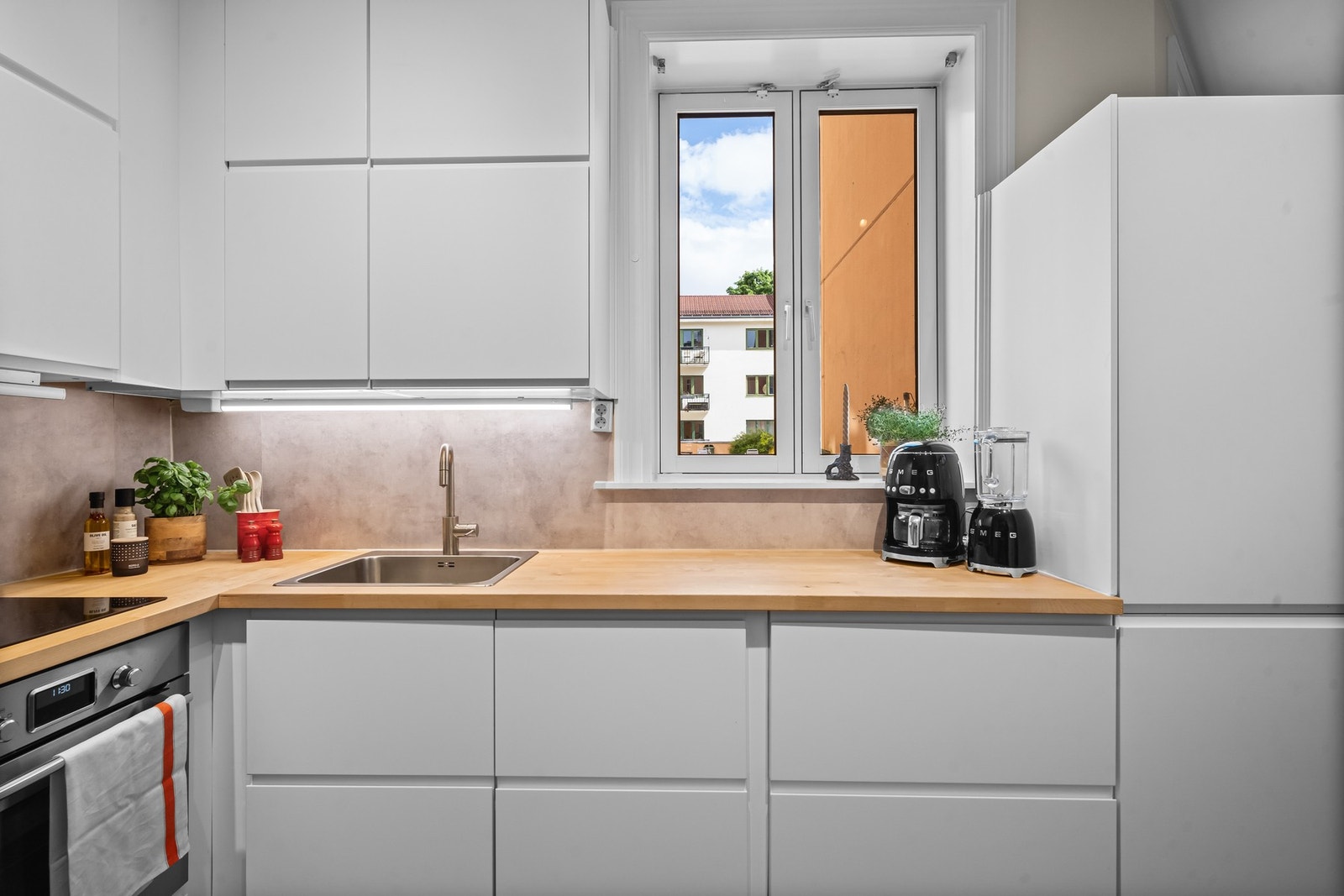 Rikelig med skap- og benkeplass. Galleribilde