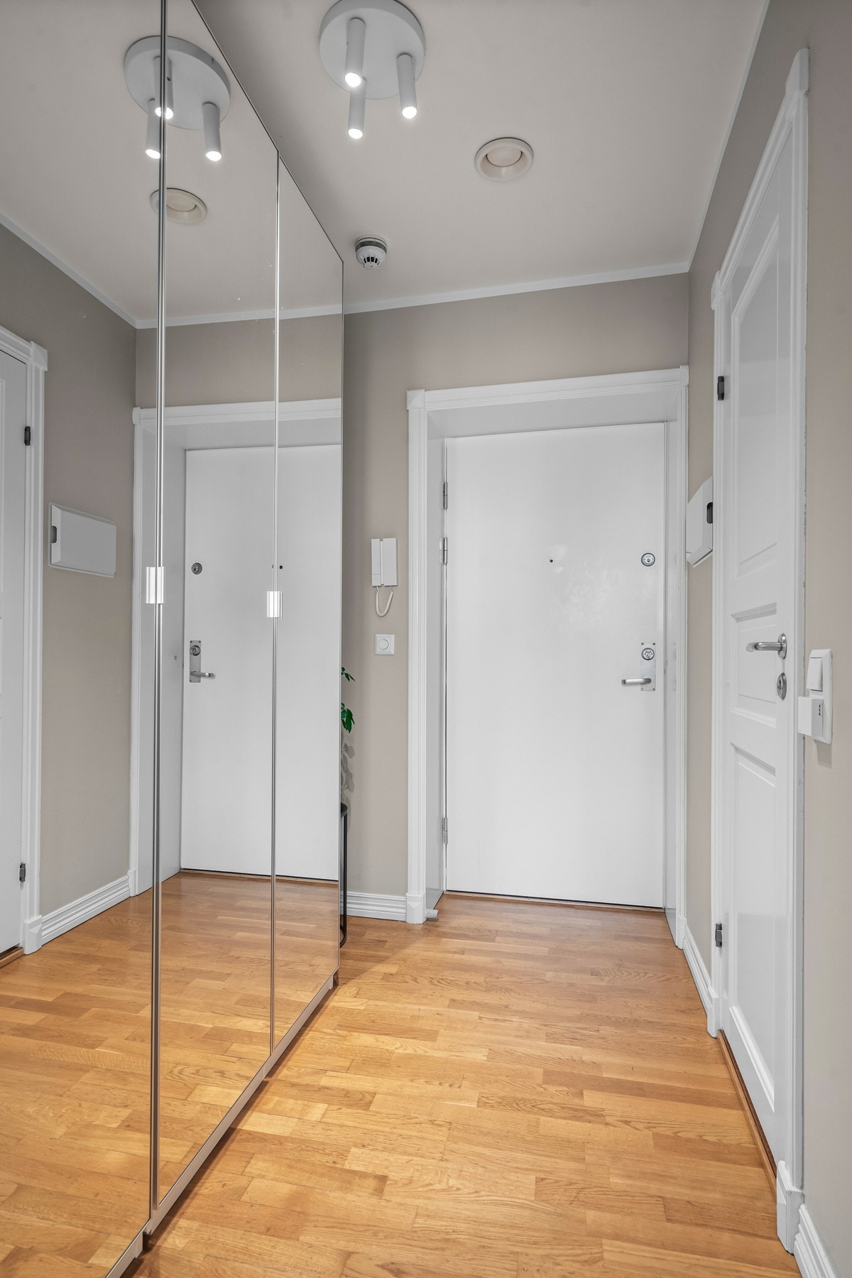 Innbydende entré med god plass til å henge fra seg yttertøy og sette fra seg sko. Galleribilde