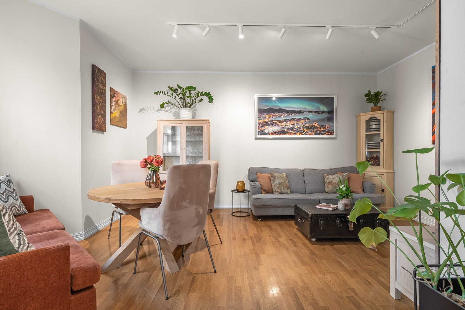 Romslig og luftig oppholdsrom som enkelt kan innredes med flere soner. Galleribilde