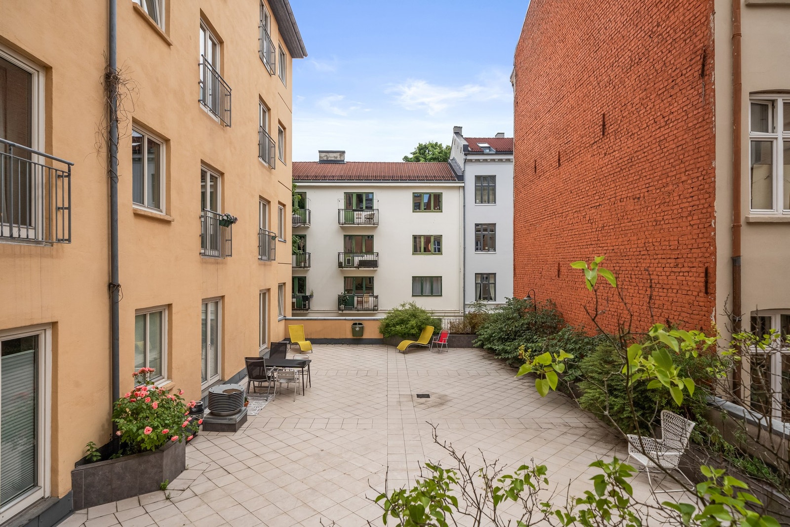 Leiligheten har tilgang til stor, felles terrasse med sittegrupper. Galleribilde