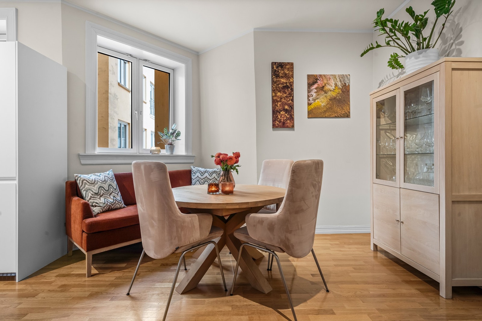 God plass til spisegruppe ved vinduet. Galleribilde