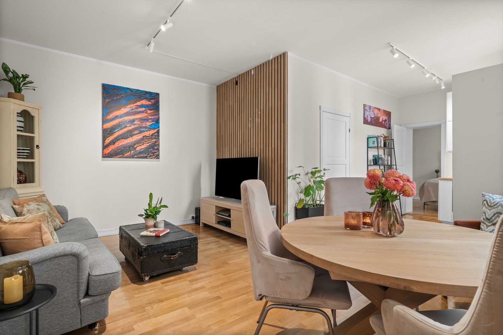 Leiligheten ligger fint til i byggets 2. etasje med heisadkomst, og vender mot indre gårdsrom. Galleribilde