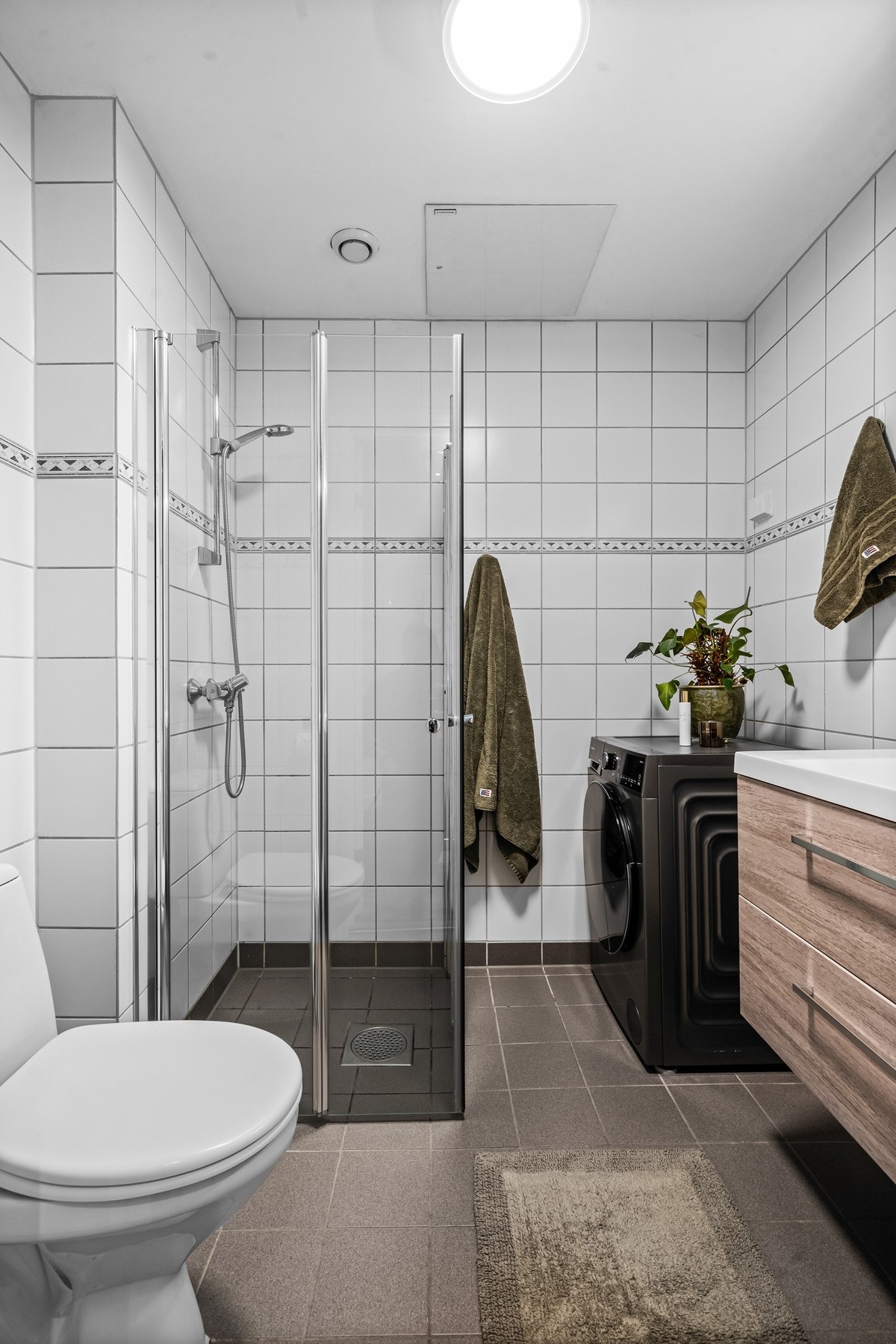 Flislagt baderom fra 2000 med varme i gulv. Galleribilde