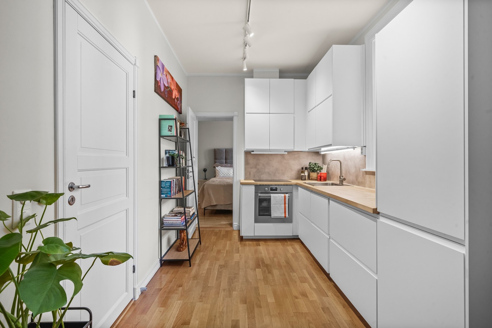 Lyse fronter og benkeplate av heltre. Galleribilde