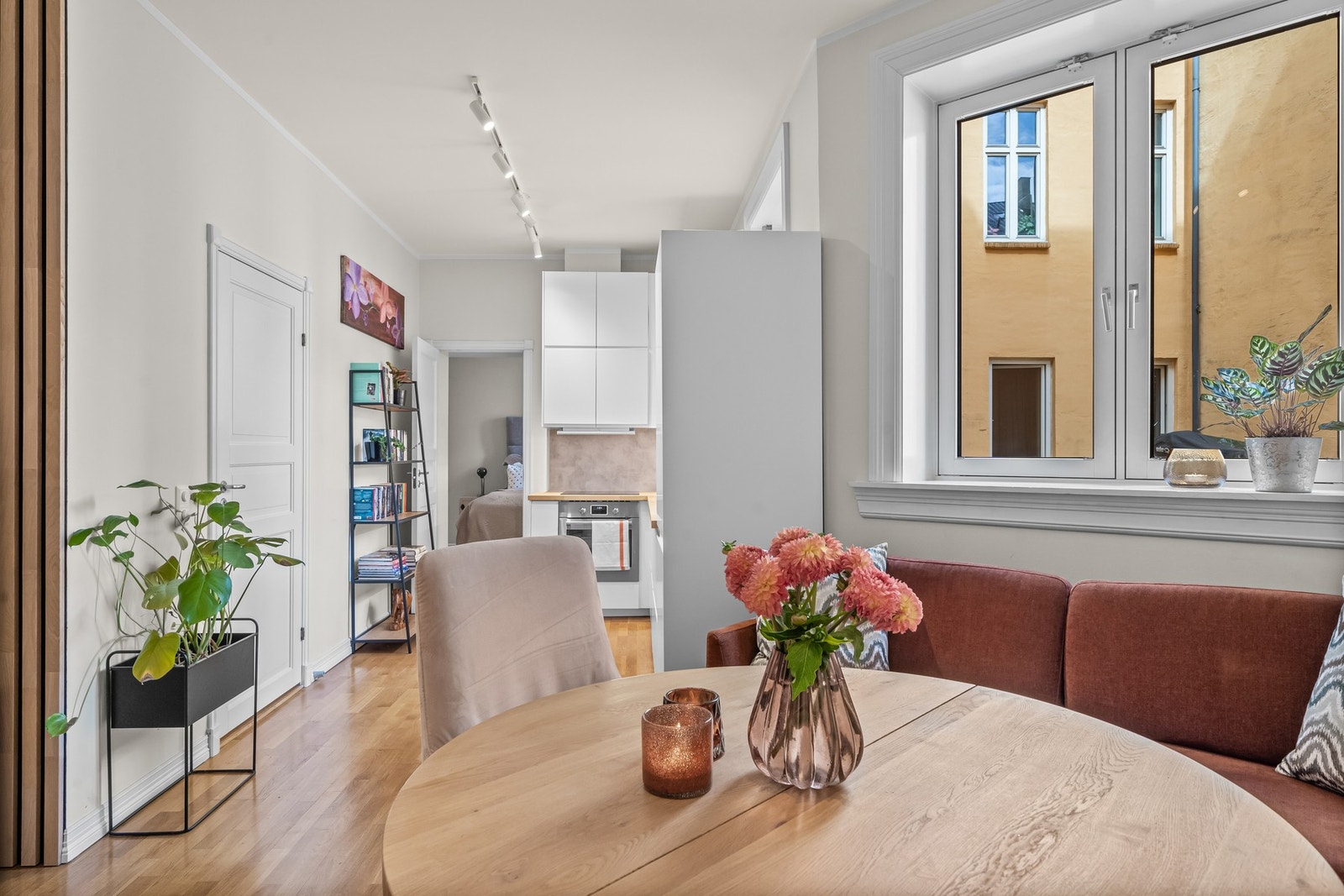 Lekkert kjøkken (nytt i 2019) i åpen og sosial løsning mot stuen. Galleribilde