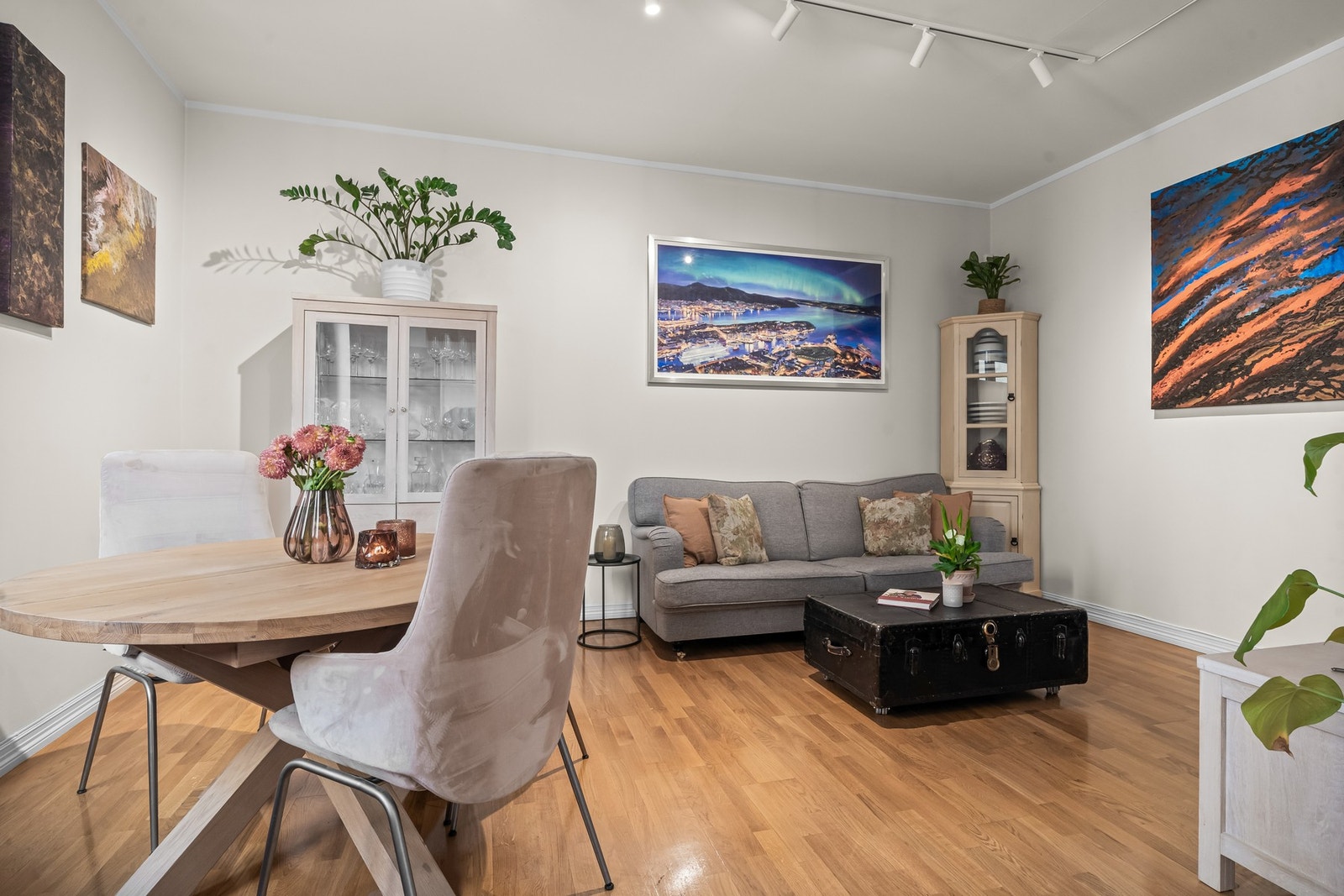 God plass til sofa, bord og tv med tilhørende møblement. Galleribilde