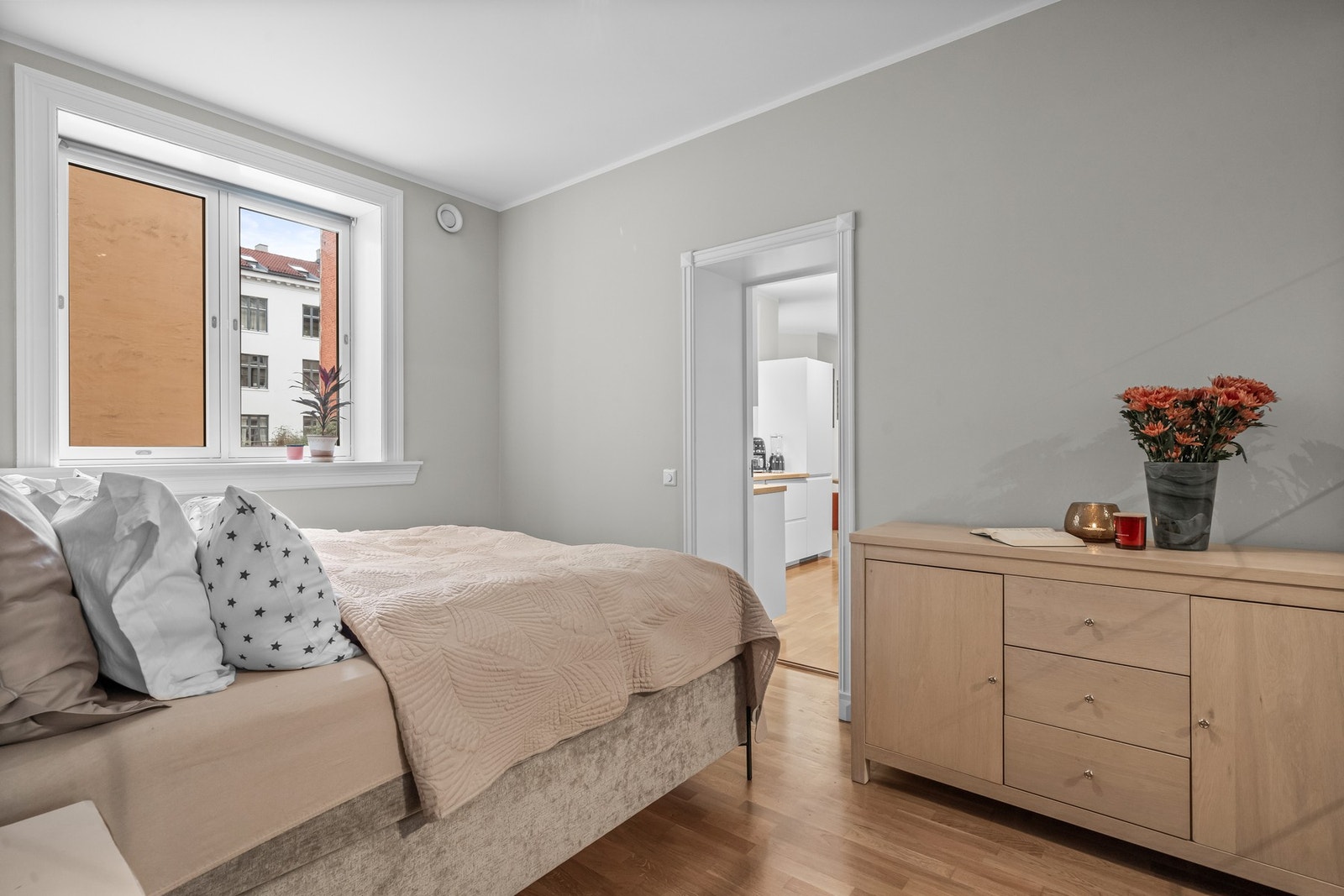 Rommet vender ut mot rolig bakgård. Galleribilde