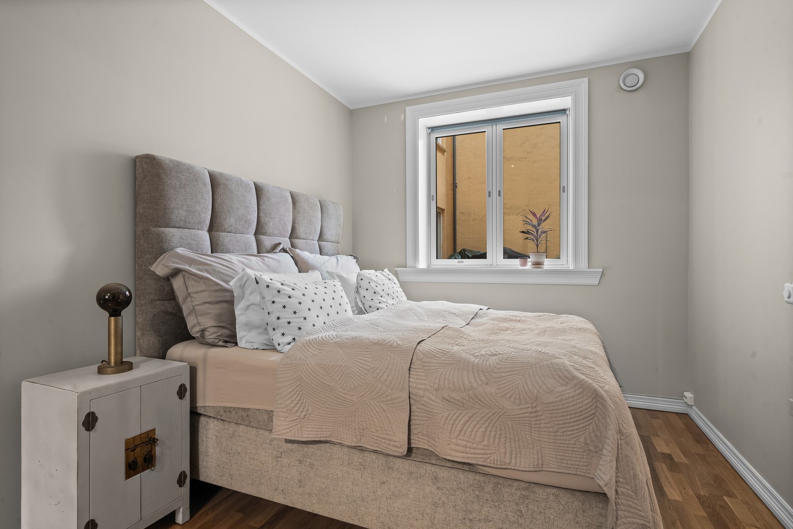 Stort soverom med god plass til dobbeltseng med nattbord. Galleribilde