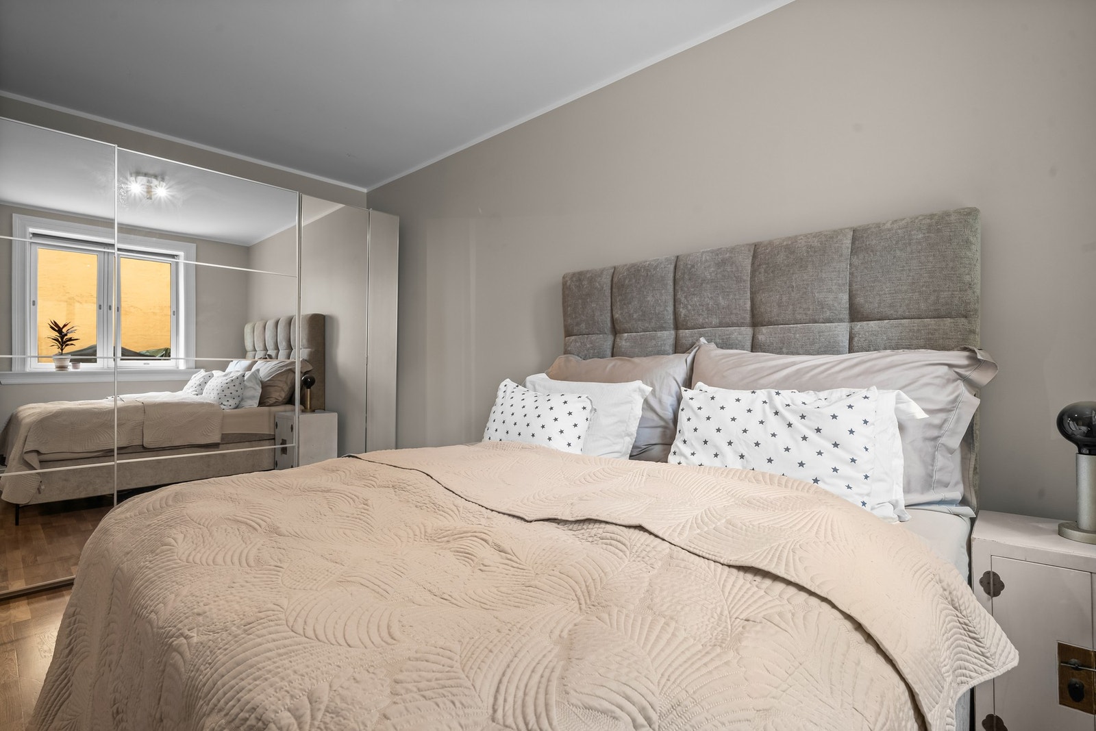 Godt med oppbevaringsplass i stor skyvedørsgarderobe med speilfront. Galleribilde