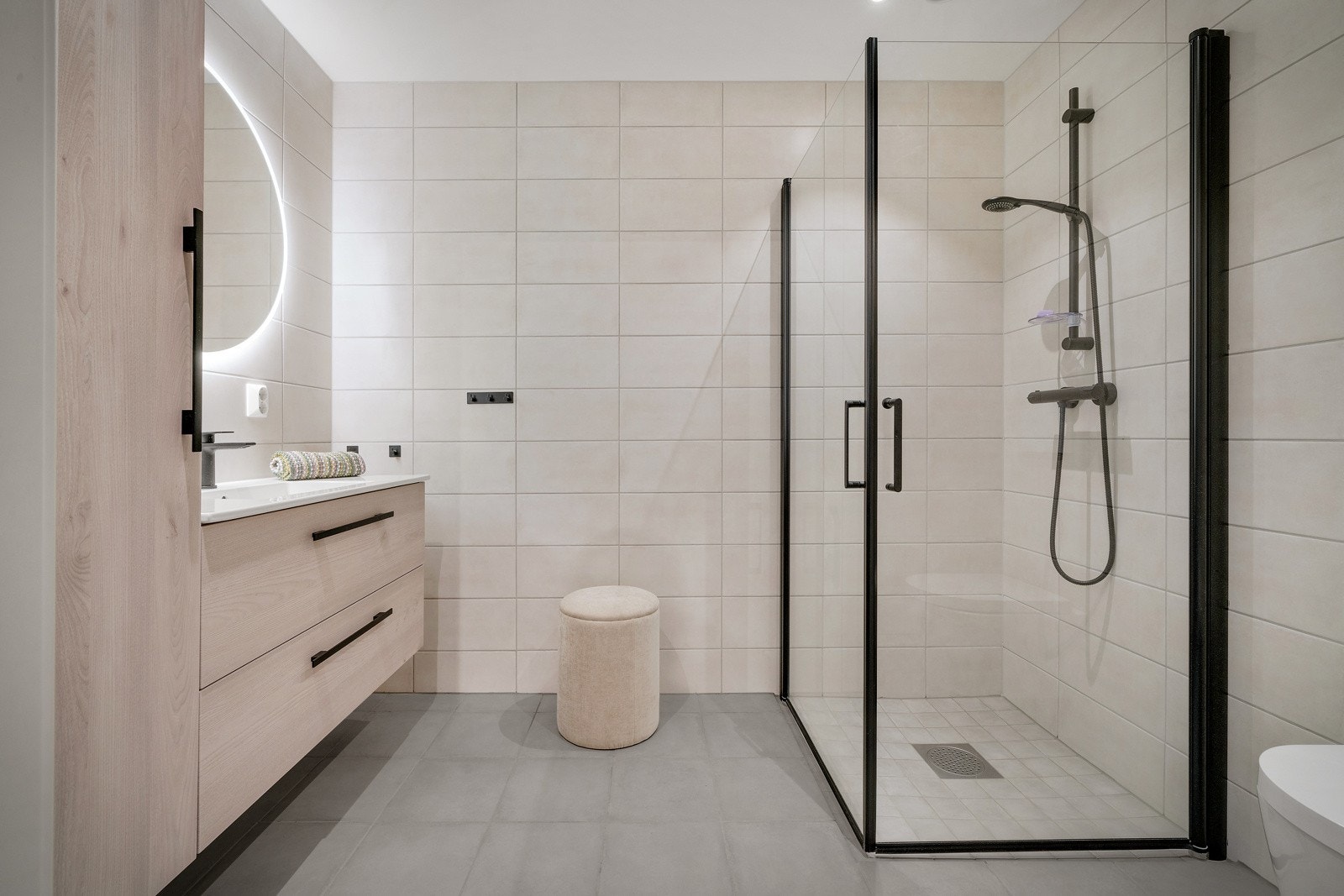 Badet er lekkert innredet med fliser på gulv og vegger. Galleribilde