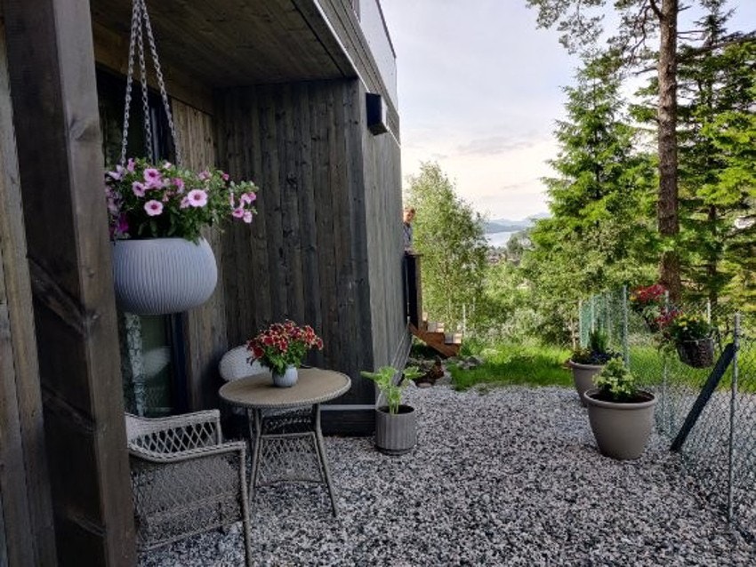 Koselig hageflekk med adkomst fra terrassen, her kan man nyte morgensolen. Galleribilde