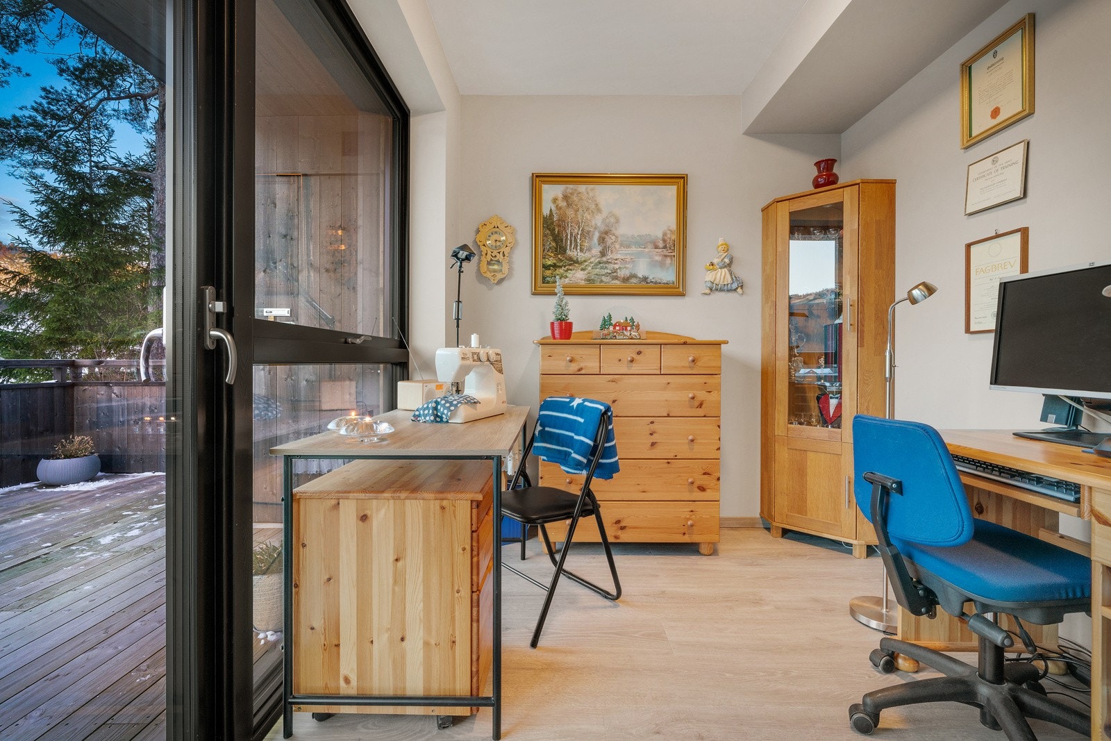 Soverom 3 på 6,2 kvm som i dag blir brukt som konntor, her har man adkomst til terraassen via egen dør. Dette soverommet har varme i gulvet. Galleribilde