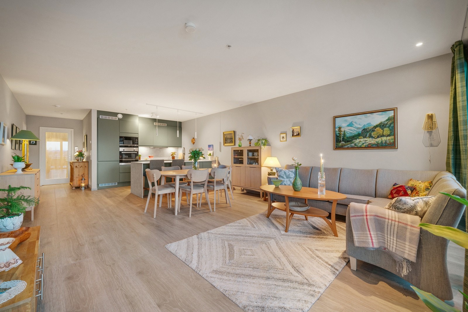 Leiligheten har åpen stue/kjøkken løsning. Galleribilde