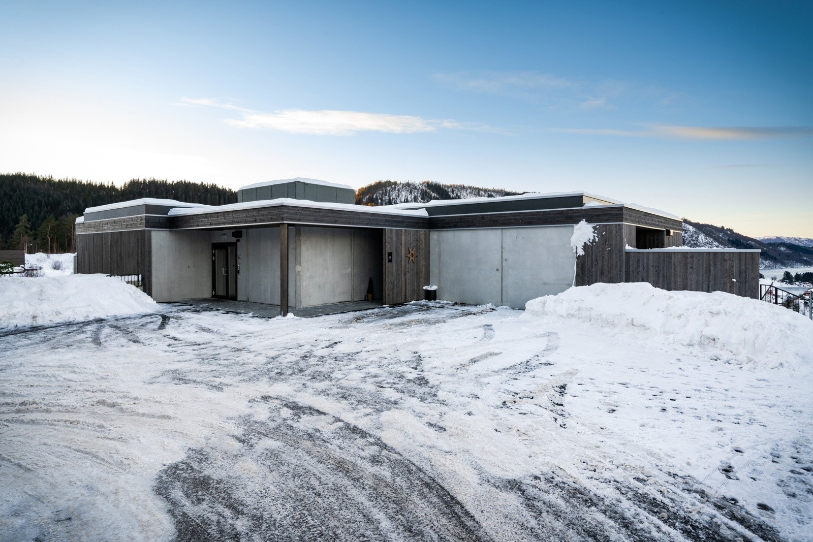 Inngangsparti, her er den ene parkeringsplassen som følger med, helt til høyre i bildet. Galleribilde