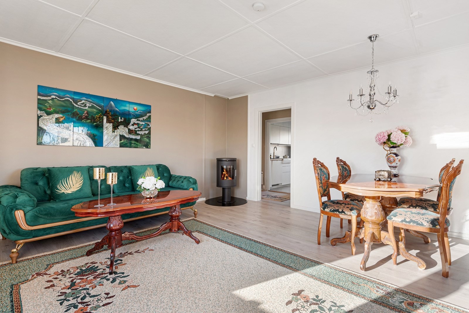 Romslig, lys stue med vedovn. Galleribilde