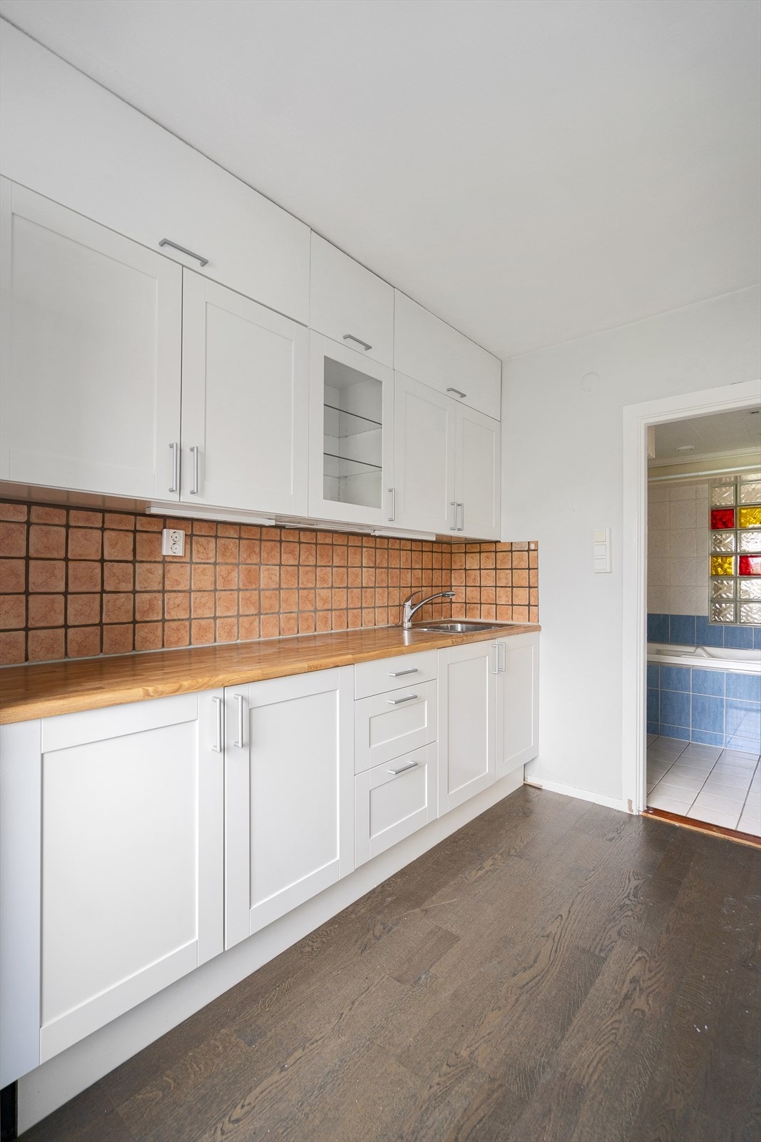 Rikelig med oppbevaring i skuffer, skap og på benk Galleribilde