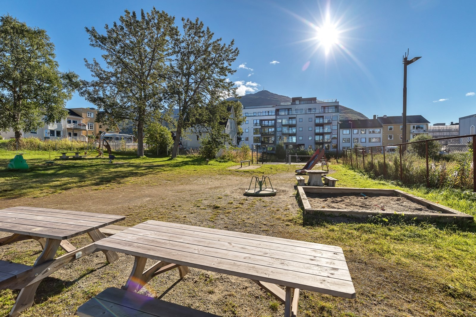 Sentrumsnær beliggenhet. Like ved leiligheten har man tilgang på flott parkareal med lekeapparater, benker og grøntarealer. Galleribilde
