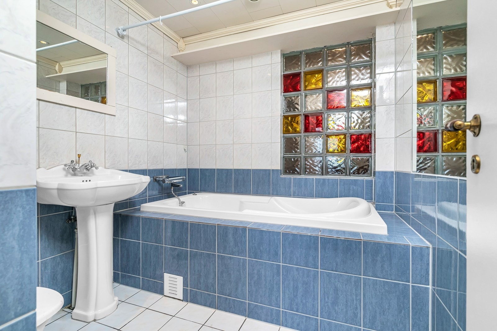 Flislagt bad med badekar. Galleribilde