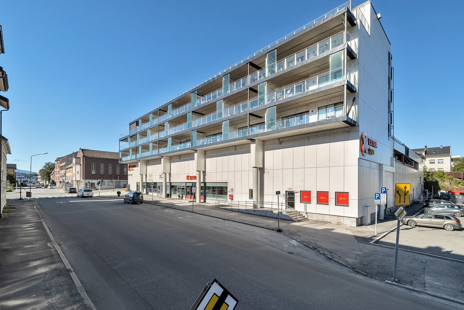 Dagligvarebutikken Coop Extra med post i butikk, apotek, legesenter og bowlinghall ligger kun noen få minutters gange fra leiligheten. Galleribilde