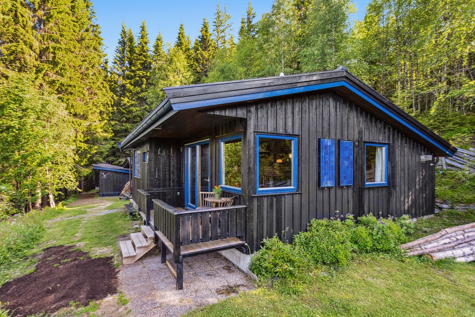 Varme dager kan nytes fra den overbygde og trivelige terrassen på ca. 5 m². Galleribilde