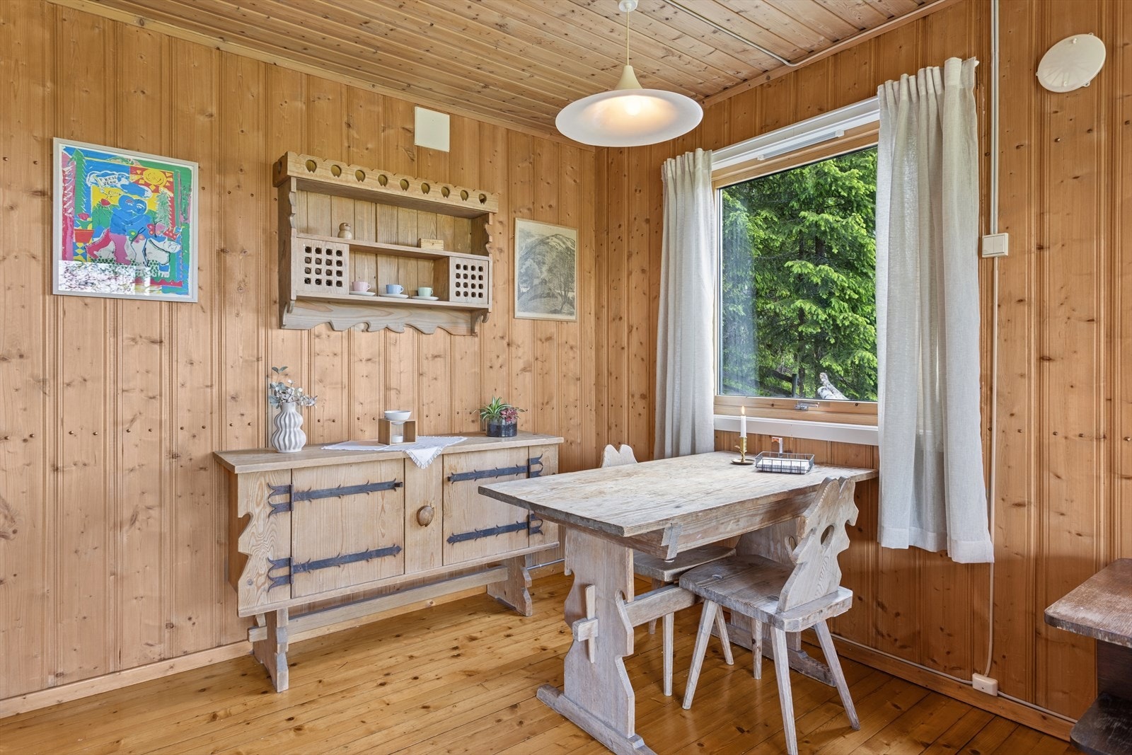 Stuen har plass til både sofagruppe og spisegruppe. Galleribilde