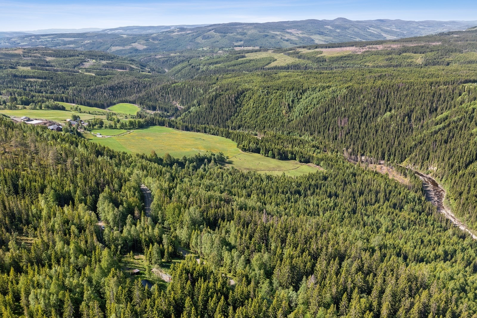Dokka sentrum ligger ca. 26 km fra eiendommen og tilbyr et bredt utvalg av butikker, kafeer og restauranter, samt nødvendige tjenester som apotek og legekontor. Galleribilde