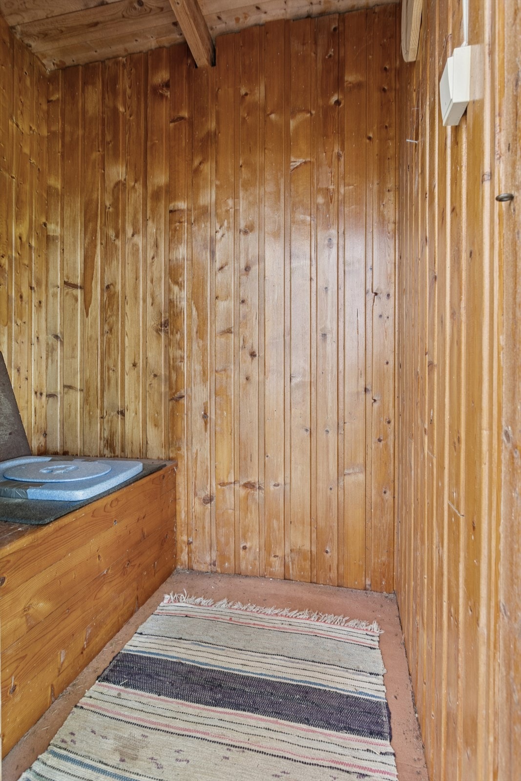 Det ene uthuset er på ca. 14 m² og inneholder en utedo og to boder. Galleribilde