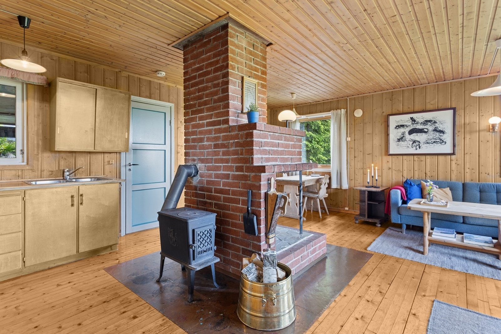 Det er ikke innlagt strøm, men solcelleanlegg er montert. Galleribilde