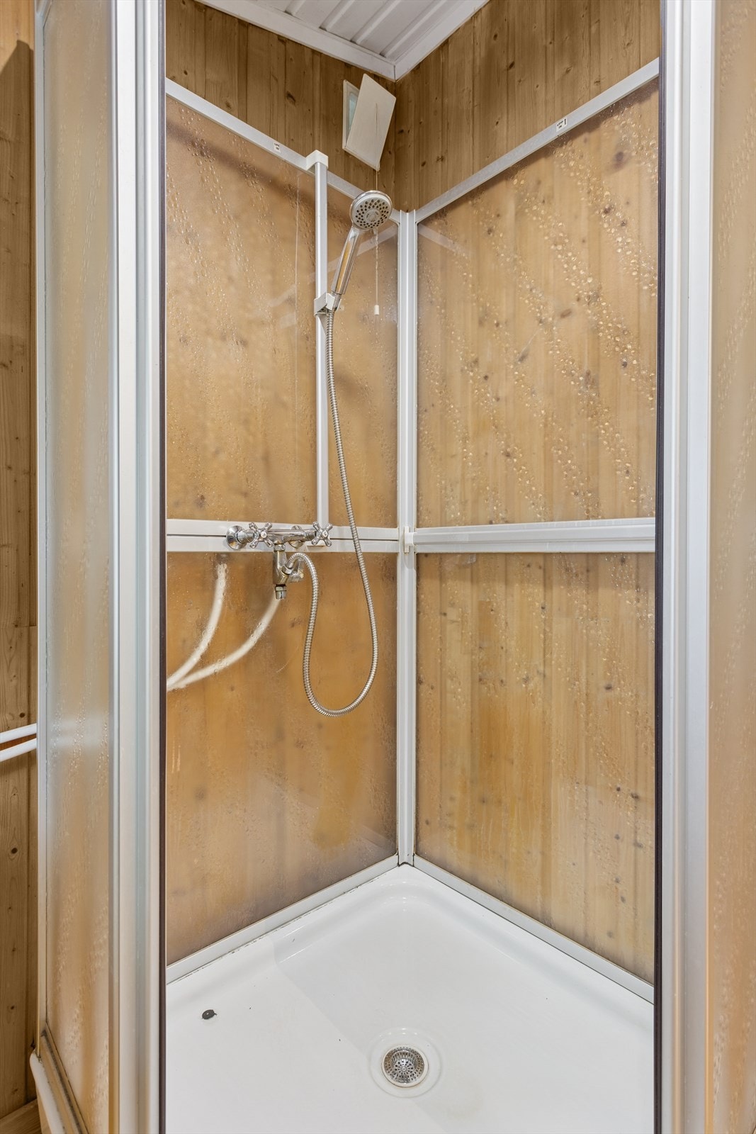 Badet er utstyrt med dusjkabinett og baderomsinnredning med servant. Galleribilde