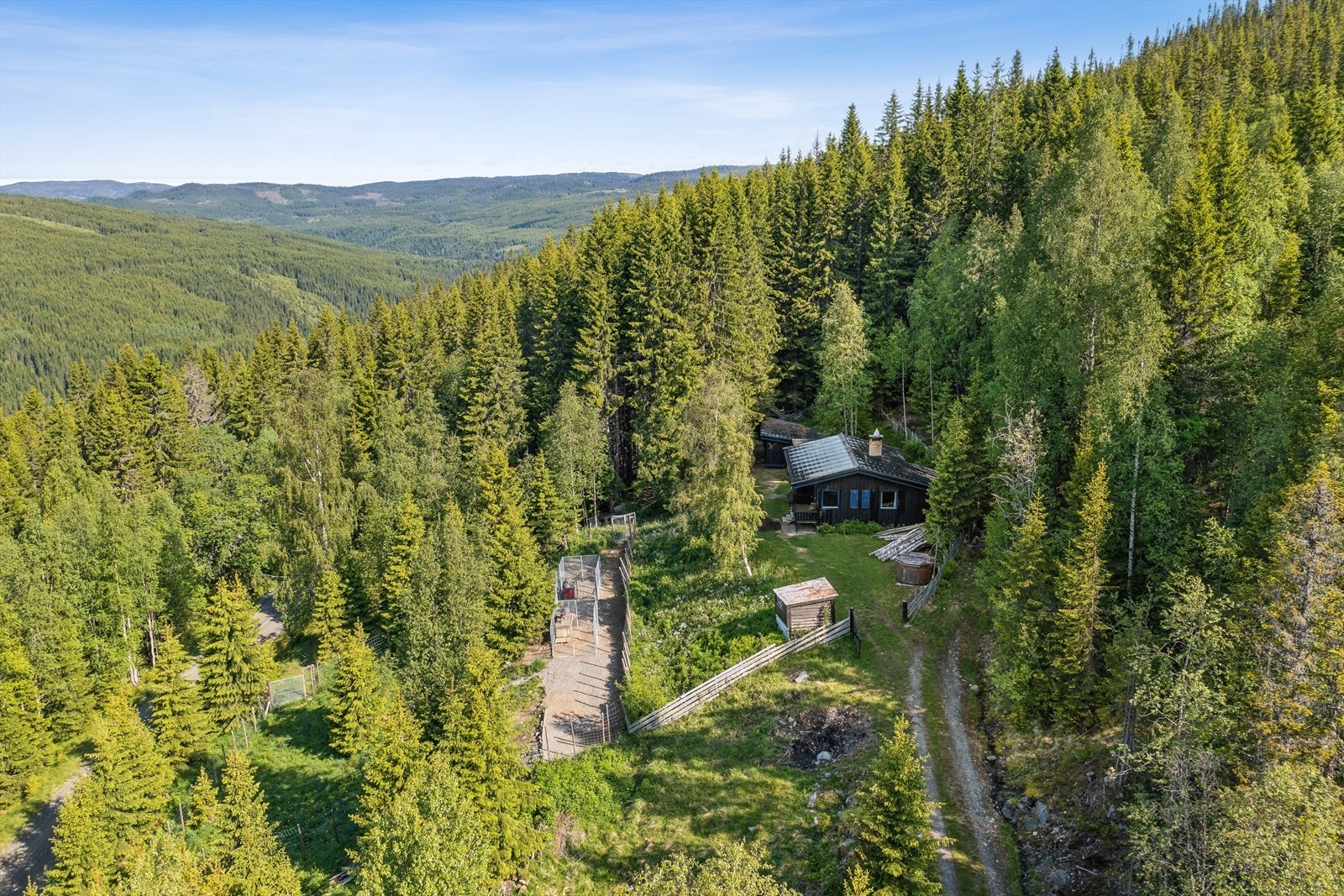 Fritidseiendommen ligger usjenert og landlig til, omgitt av vakker natur. Galleribilde