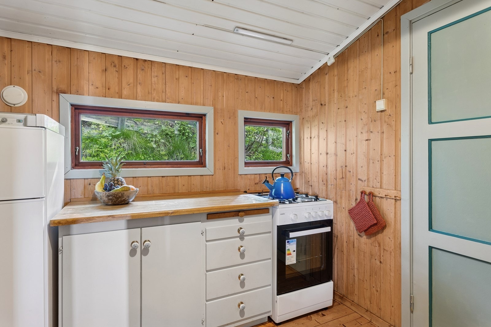 Adskilt kjøkkenrom med skuffer og skap. Gasskomfyr og gasskjøleskap medfølger. Galleribilde