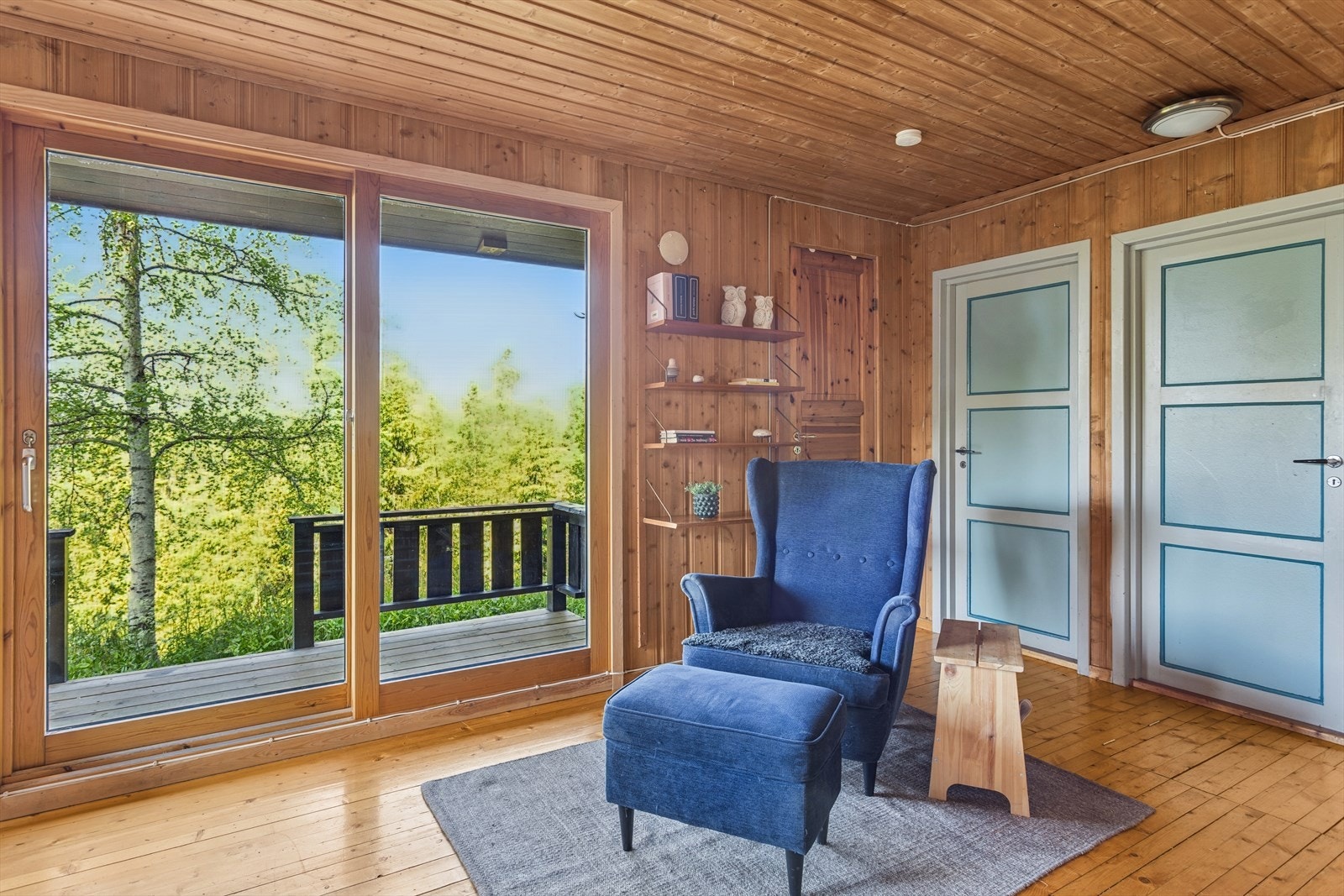 Store vindusflater slipper inn rikelig med naturlig lys, gir en luftig romfølelse og tilbyr en fantastisk utsikt over naturen. Galleribilde