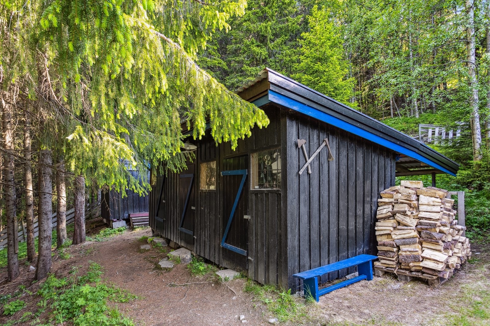 Eiendommen tilbyr gode lagringsmuligheter i én bod og to uthus. Galleribilde