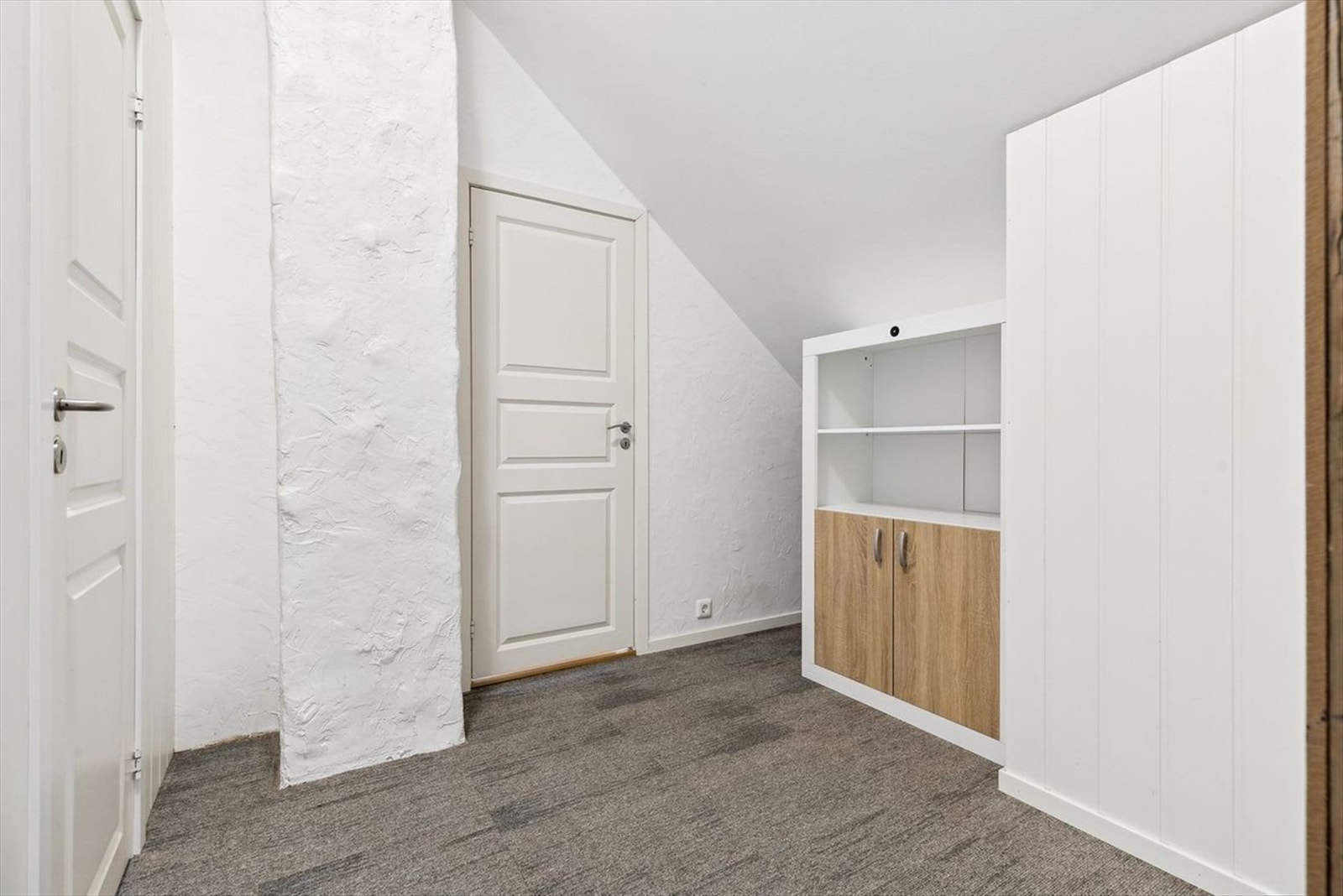 Loftsetasjen består av to soverom, hvorav et har utgang til balkong samt gang. Galleribilde