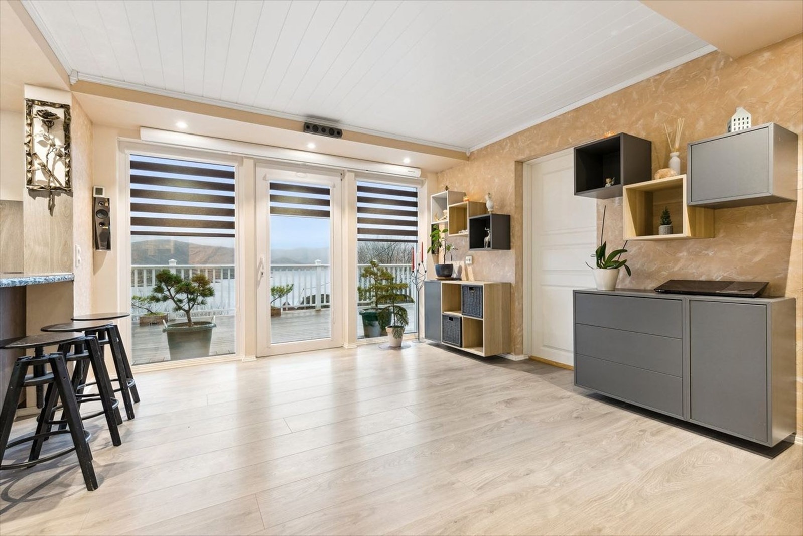 Fra stuen har man direkte utgang til en romslig terrasse på 38 kvm. Galleribilde