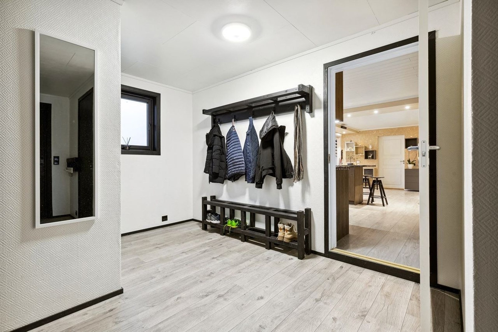 Gangområde har rikelig med plass til oppbevaring av ytterklær og sko. Galleribilde